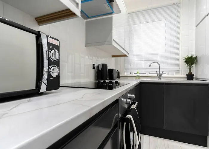 Cheerful 2 Bedroom Homely Apartment, Sleeps 4 Guest Comfy, 1X Double Bed, 2X Single Beds, Free Parking, Free Wifi, Suitable For Business, Leisure Guest, Contractors, Qe Hospital, Glasgow, Near Airport & City Centre