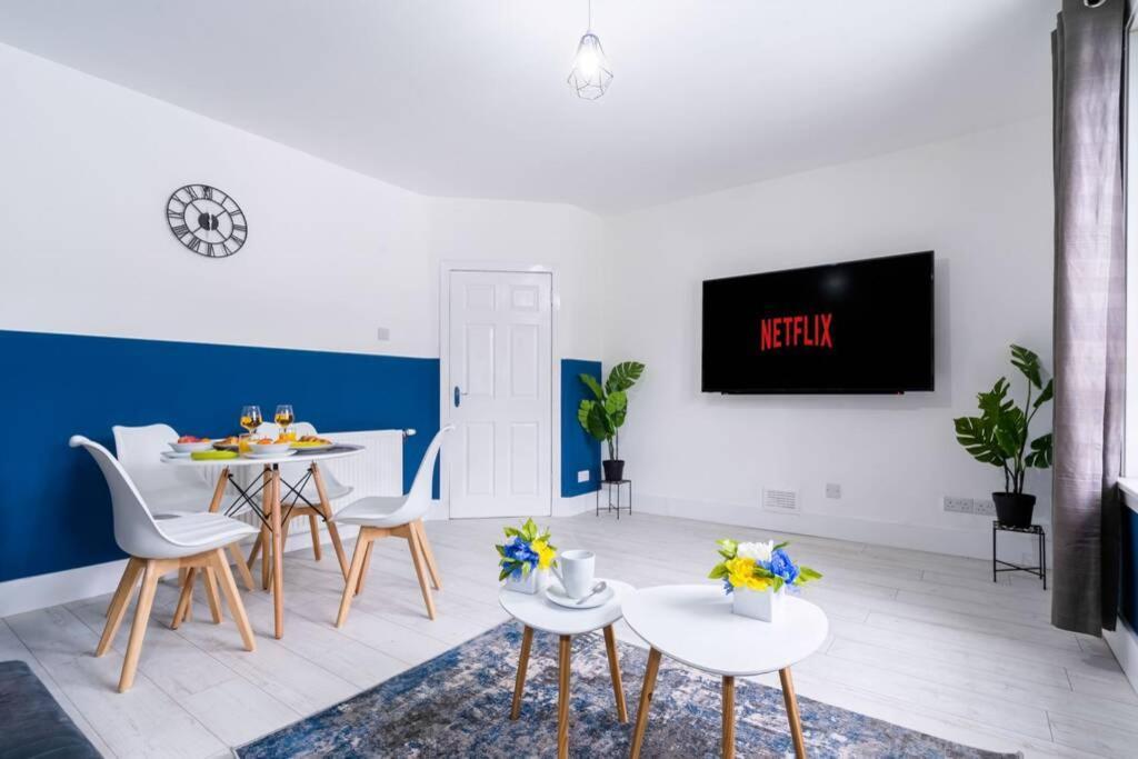 Апартаменты Cheerful 2 Bedroom Homely Apartment, Sleeps 4 Guest Comfy, 1x Double Bed, 2x Single Beds, Free Parking, Free Wifi, Suitable For Business, Leisure Guest, Contractors, Qe Hospital, Glasgow, Near Airport & Centre