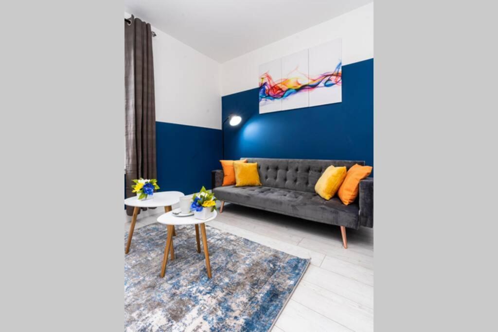 Cheerful 2 Bedroom Homely Apartment, Sleeps 4 Guest Comfy, 1x Double Bed, 2x Single Beds, Free Parking, Free Wifi, Suitable For Business, Leisure Guest, Contractors, Qe Hospital, Glasgow, Near Airport & Centre Апартаменты *