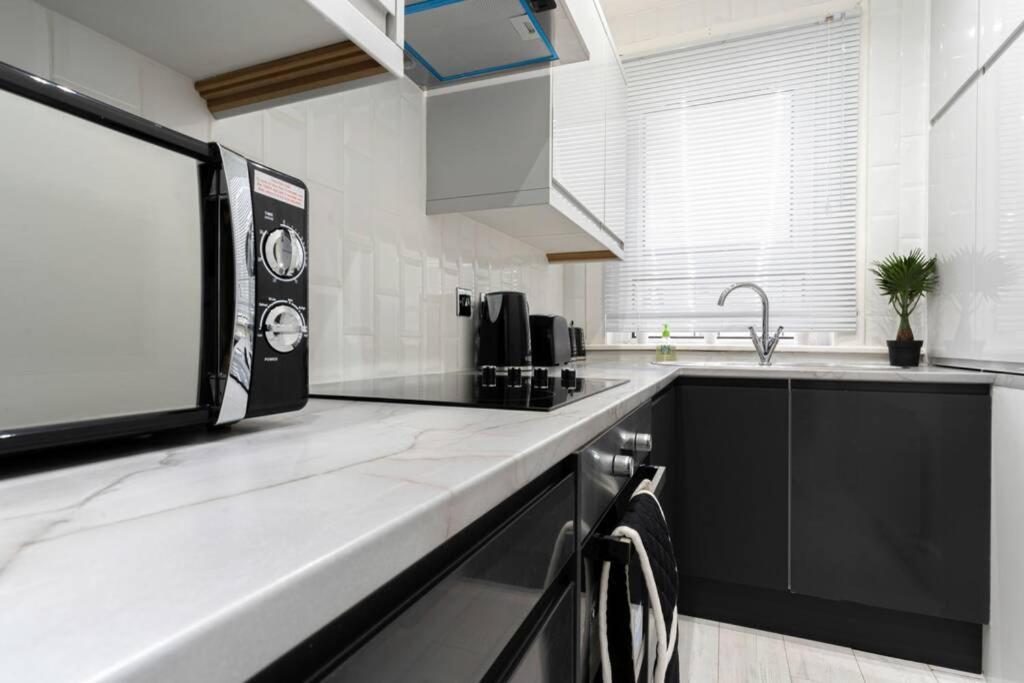 Appartamento Cheerful 2 Bedroom Homely Apartment, Sleeps 4 Guest Comfy, 1x Double Bed, 2x Single Beds, Free Parking, Free Wifi, Suitable For Business, Leisure Guest, Contractors, Qe Hospital, Glasgow, Near Airport & Centre