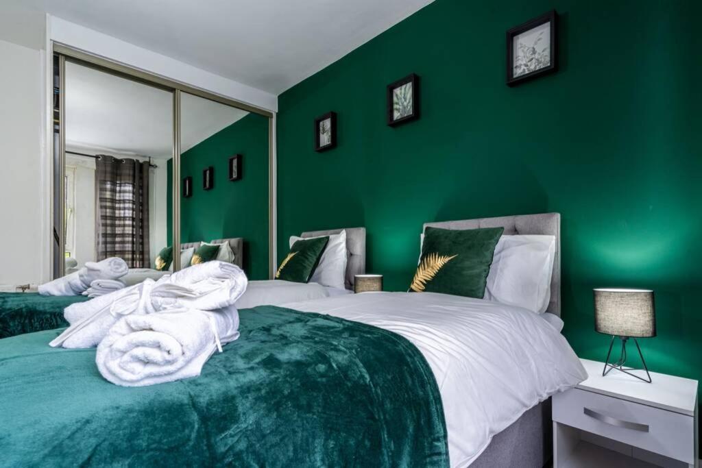 Cheerful 2 Bedroom Homely Apartment, Sleeps 4 Guest Comfy, 1x Double Bed, 2x Single Beds, Free Parking, Free Wifi, Suitable For Business, Leisure Guest, Contractors, Qe Hospital, Glasgow, Near Airport & Centre * Glasgow